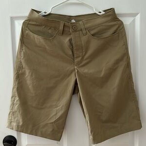 UA 10in loose golf shorts Sz30 Darker khaki color.EUC No rips tears or stains.